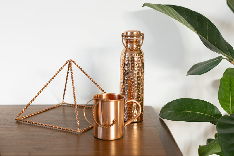Kopero Pyramide, Trinkflasche und Becher auf einem hellen Brett, Nahaufnahme des Materials