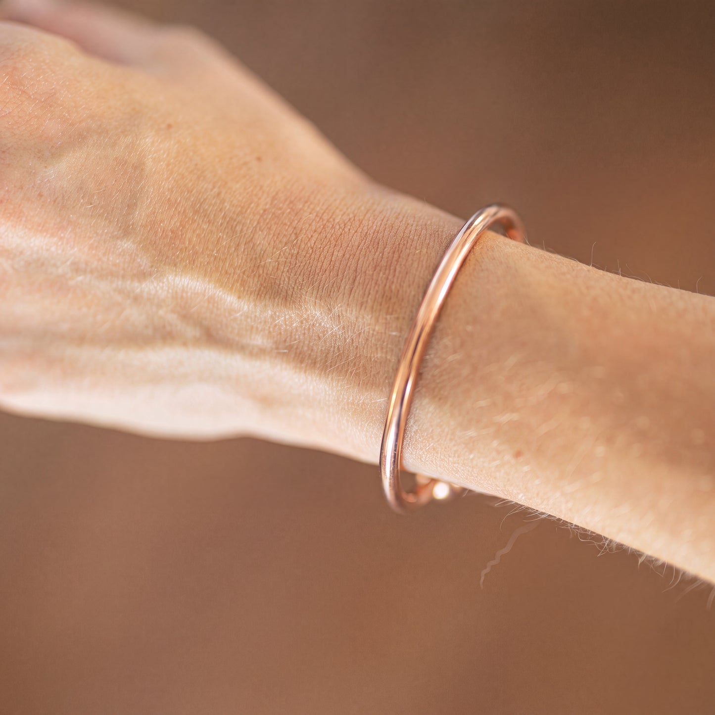 Kopero Premium Kupferarmband Rund, Detailaufnahme der glatten runden Manschette auf der Haut