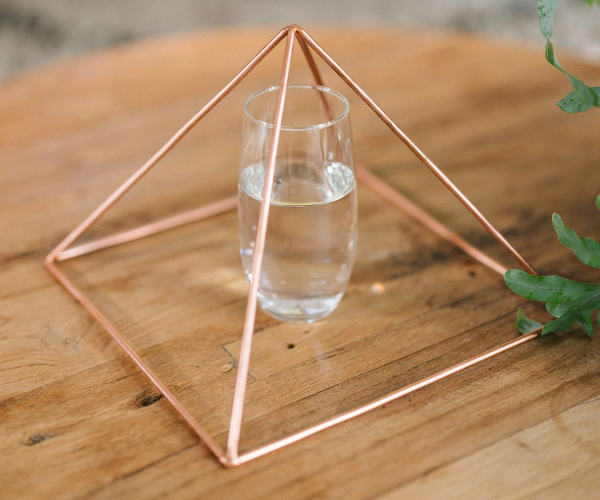 Wie benutzt du eine Kupferpyramide? Aufstellen, Ausrichten, Ritual