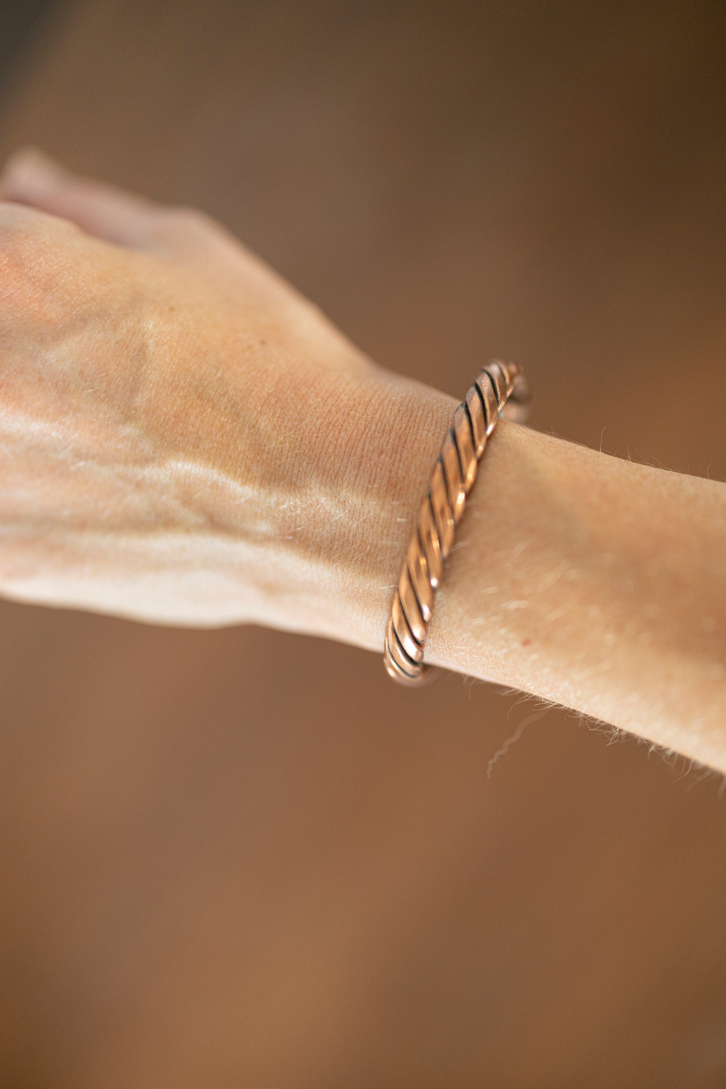 Kopero Premium Kupferarmband Gedreht, Detailaufnahme des gedrehten Kupferdrahts am Handgelenk