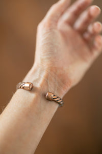 Kopero Premium Kupferarmband Gedreht, Nahaufnahme der offenen Enden der Manschette
