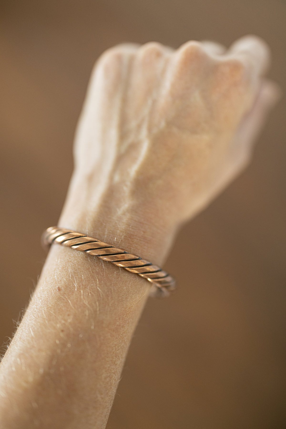 Kopero Kupferarmband Gedreht am Handgelenk, Nahaufnahme des gedrehten Kupferdrahts