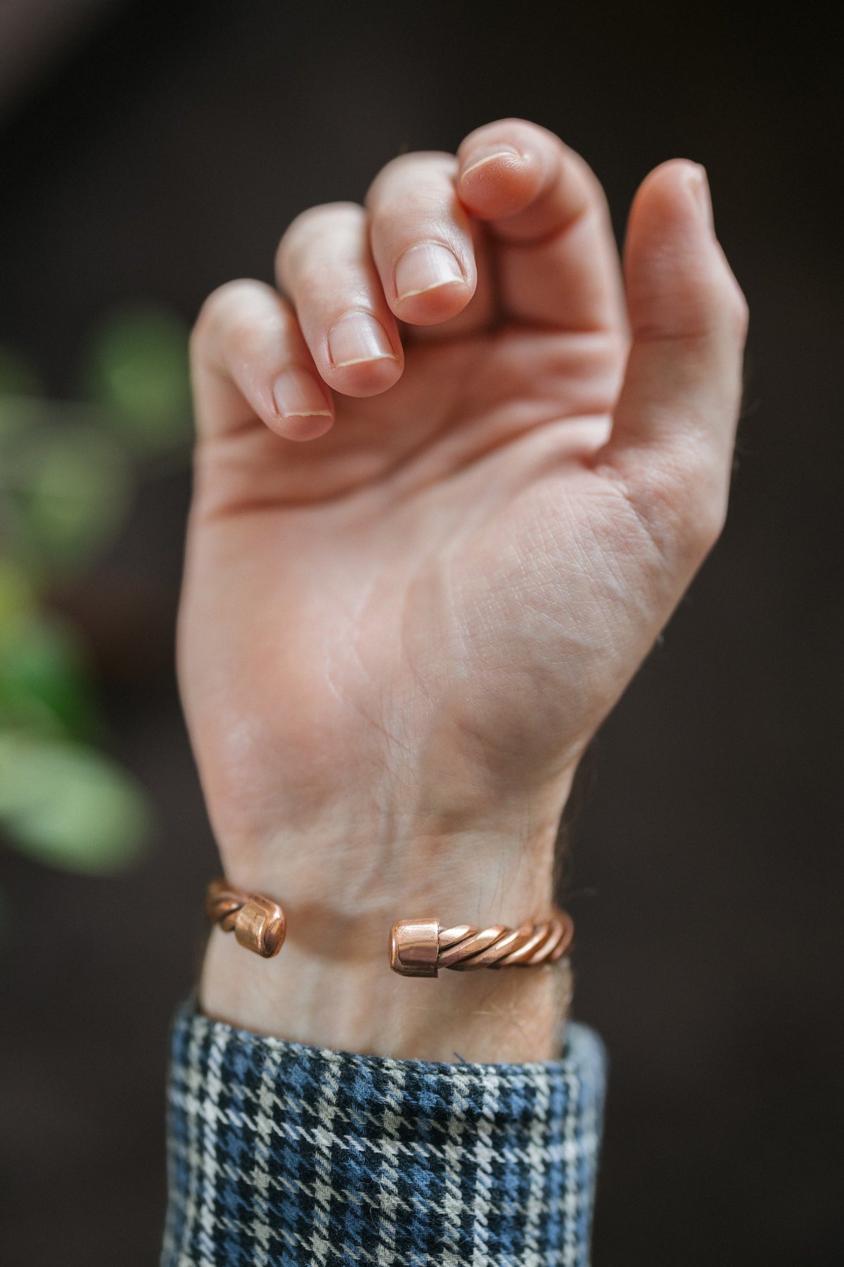 Kopero Kupferarmband Gedreht, am Handgelenk, mit den Enden des gedrehten Drahts sichtbar
