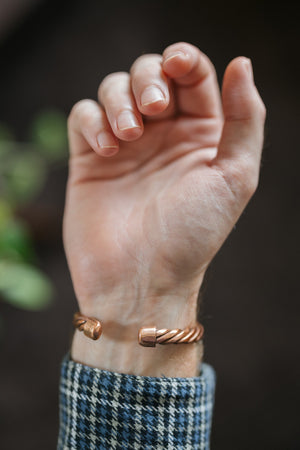 Kopero Kupferarmband Gedreht, am Handgelenk, mit den Enden des gedrehten Drahts sichtbar
