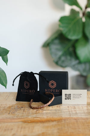 Kopero Kupferarmband Gedreht, mit der schwarzen Schachtel, dem Samtbeutel und dem Dankeskärtchen
