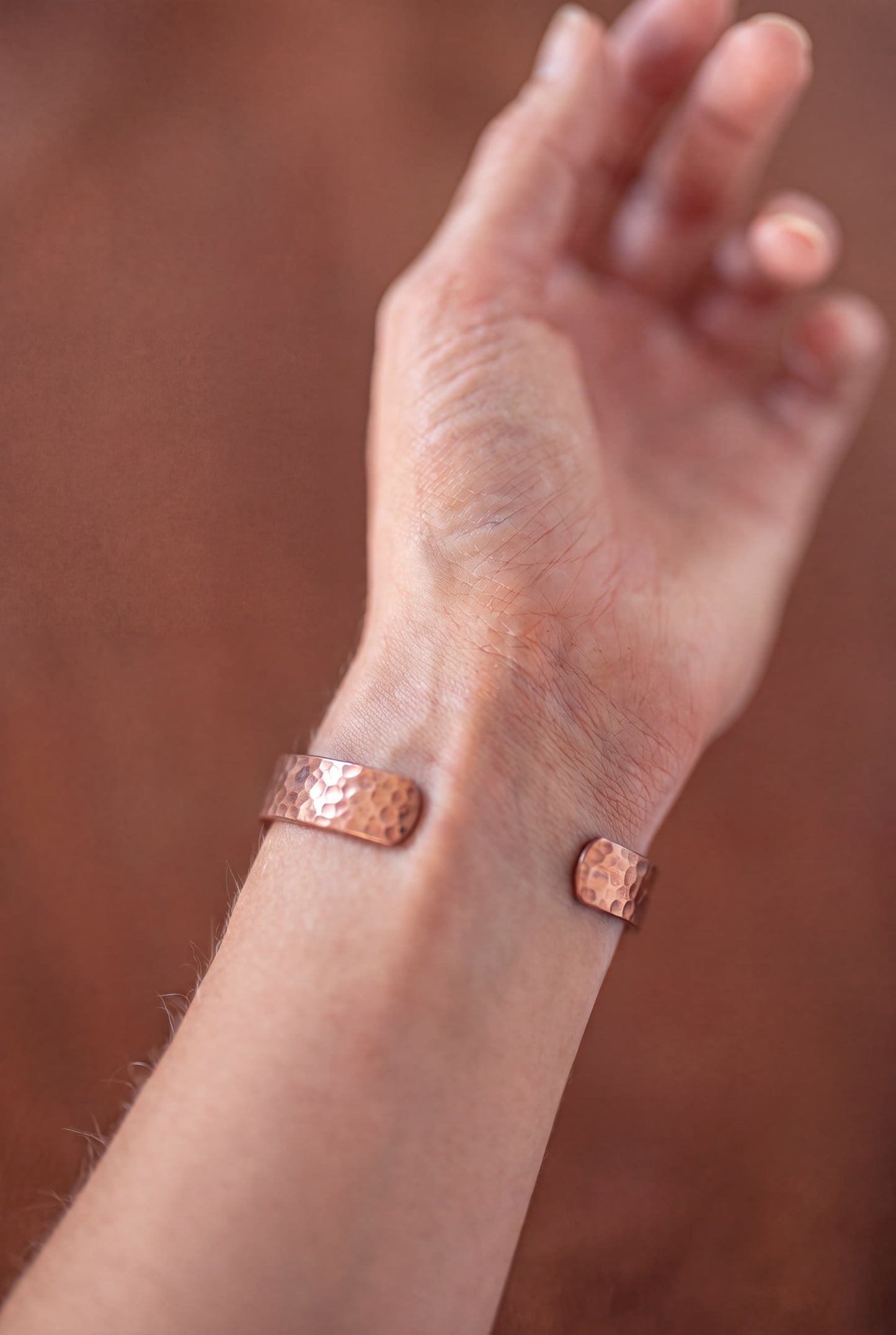 Kopero Kupferarmband Gehämmert, Detailfoto der offenen Enden der Manschette