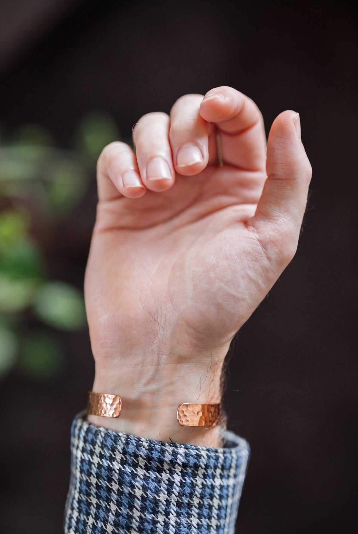 Kopero Kupferarmband Gehämmert, am Handgelenk, mit offener Hand und sichtbaren Enden des Armbands
