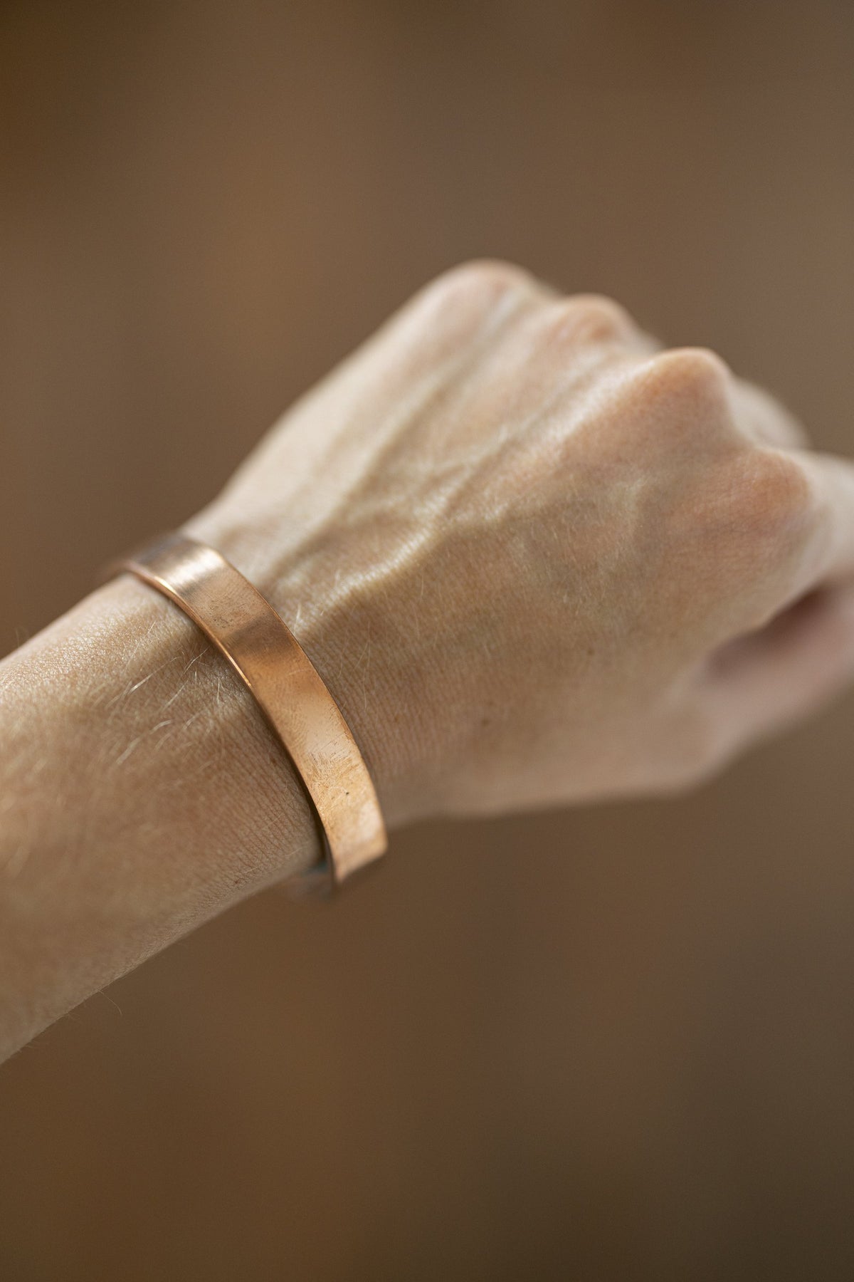 Kopero Kupferarmband Glatt am Handgelenk, Nahaufnahme der flachen Kupfermanschette