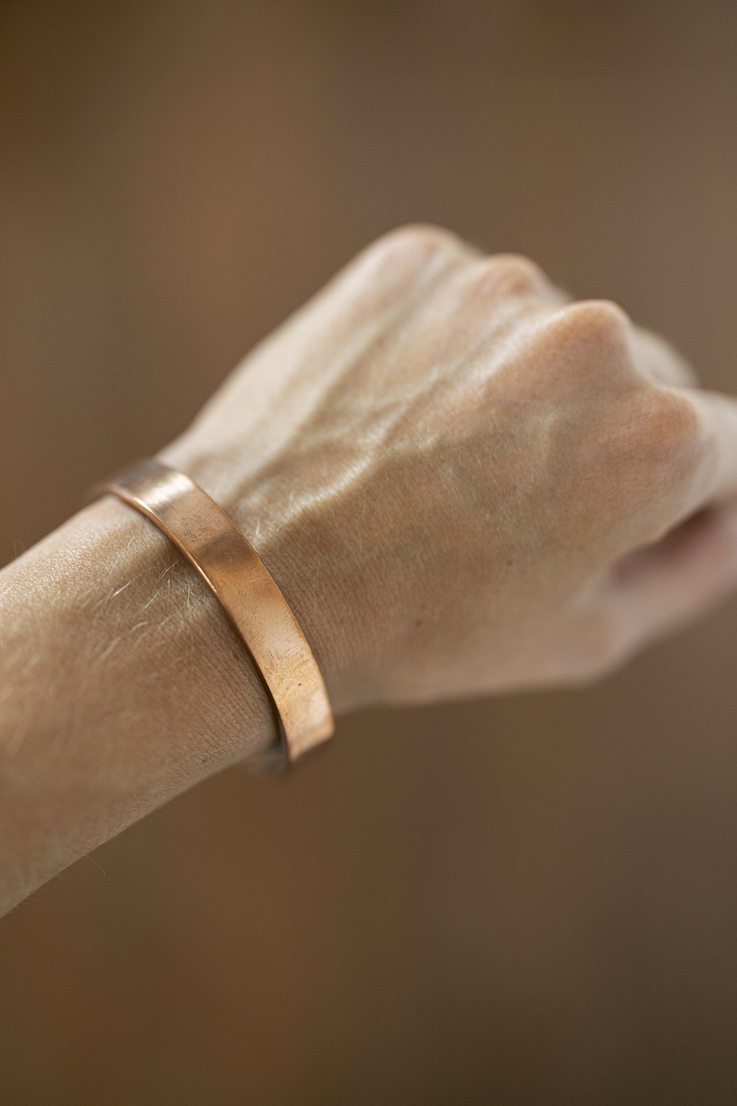 Kopero Kupferarmband Glatt am Handgelenk, Nahaufnahme der flachen Kupfermanschette