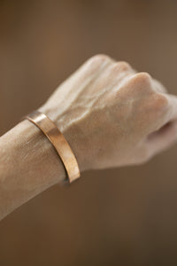 Kopero Kupferarmband Glatt am Handgelenk, Nahaufnahme der flachen Kupfermanschette