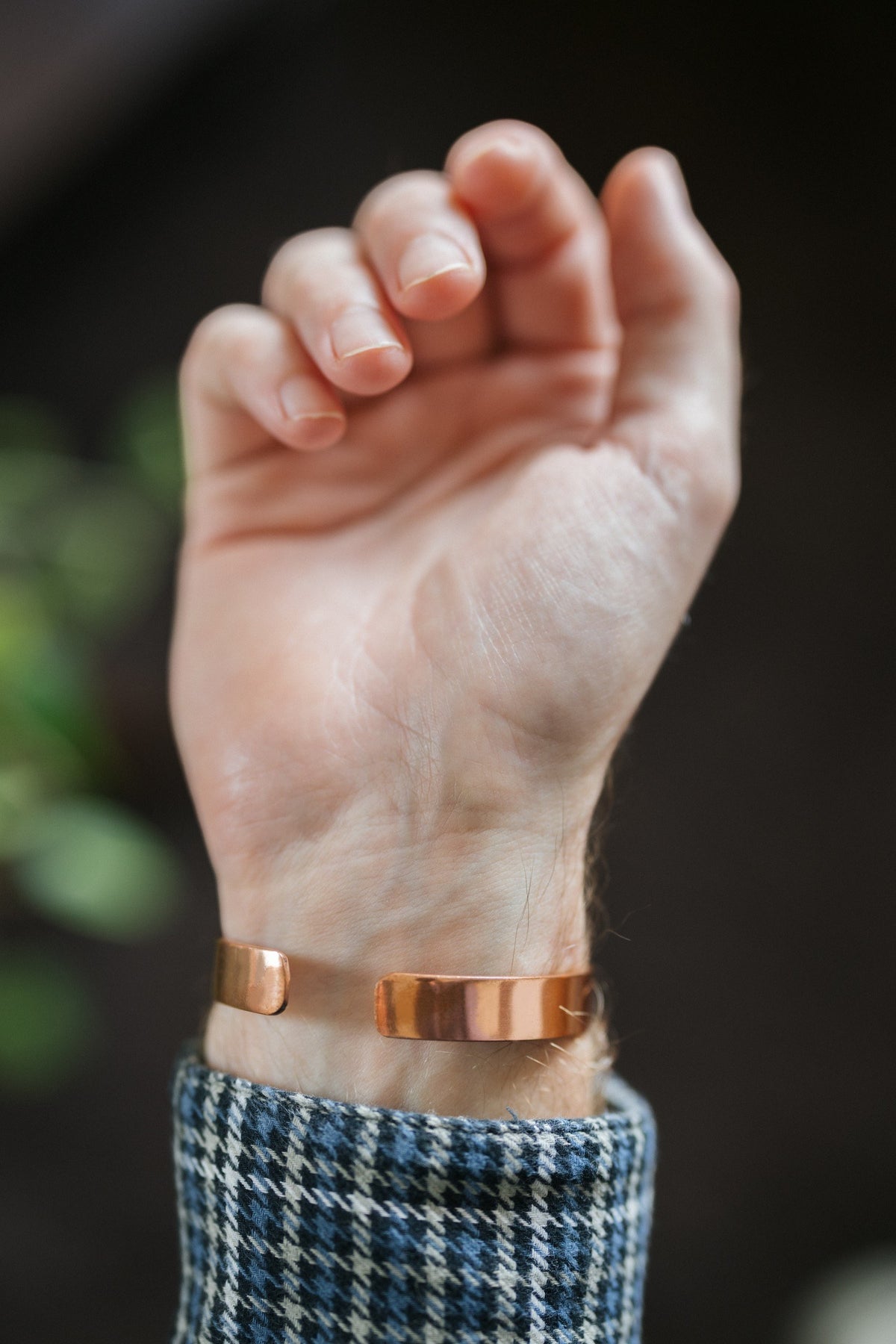 Kopero Kupferarmband Glatt, am Handgelenk, mit offener Hand und sichtbaren Enden des Armbands