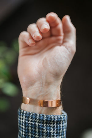 Kopero Kupferarmband Glatt, am Handgelenk, mit offener Hand und sichtbaren Enden des Armbands