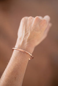 Kopero Kupferarmband Rund am Handgelenk, Nahaufnahme des Kupferdrahts