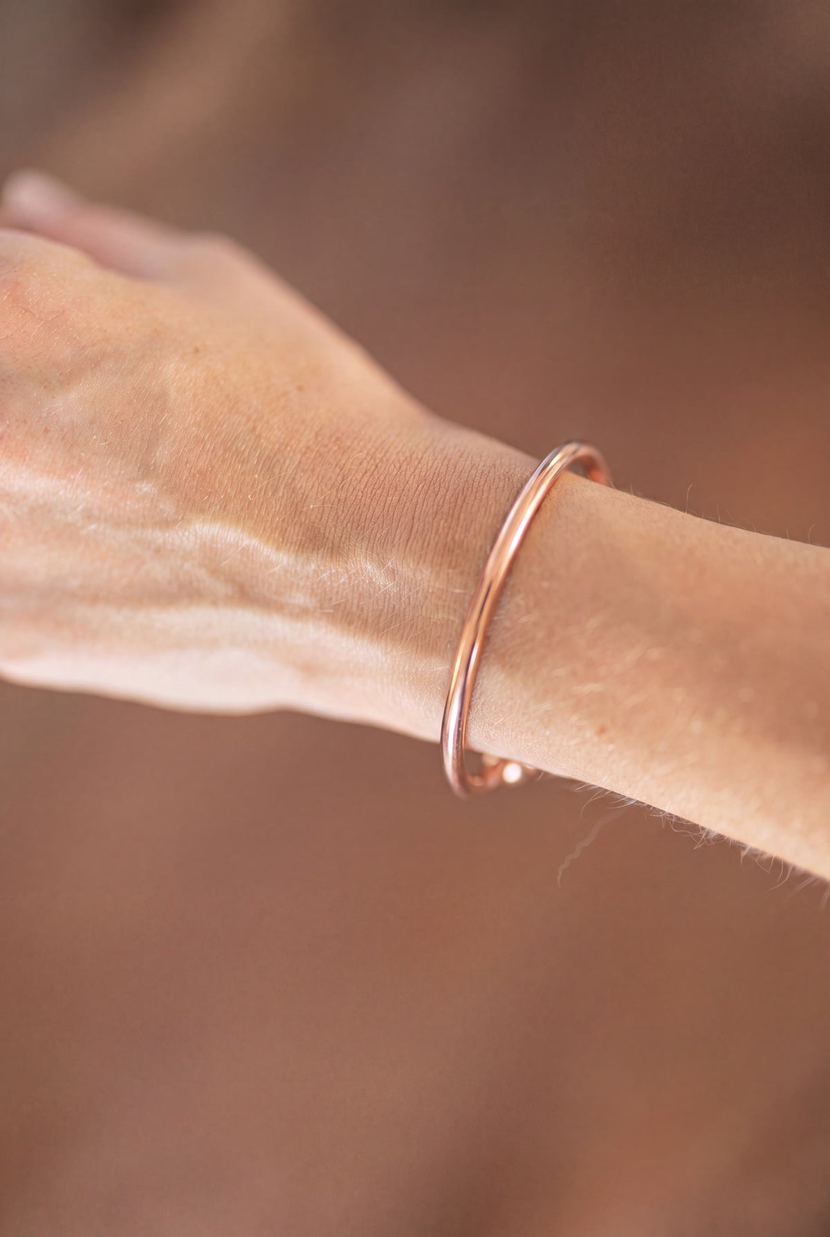 Kopero Kupferarmband Rund am Handgelenk, Seitenansicht