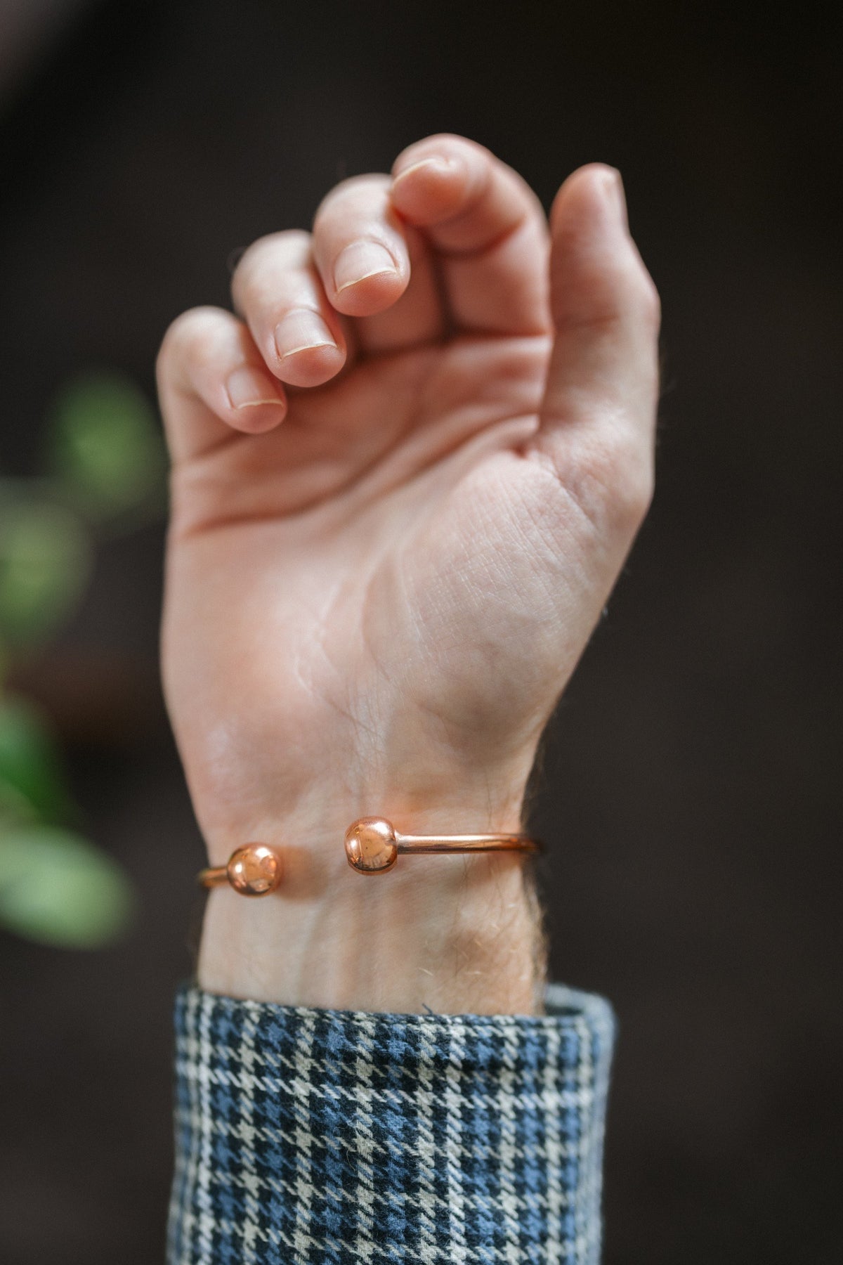 Kopero Kupferarmband Rund, am Handgelenk, mit den zwei Kügelchen an den Enden sichtbar