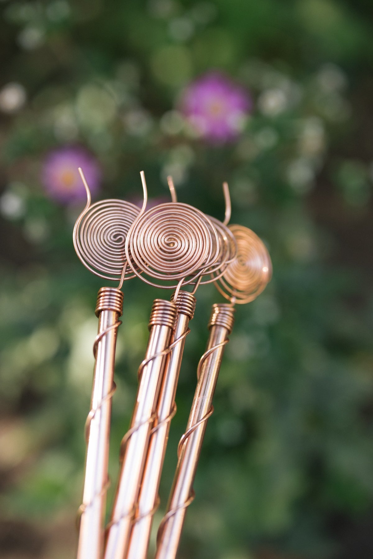 Kopero Elektrokultur 60 cm, Nahaufnahme der kupfernen Spiralen im Garten