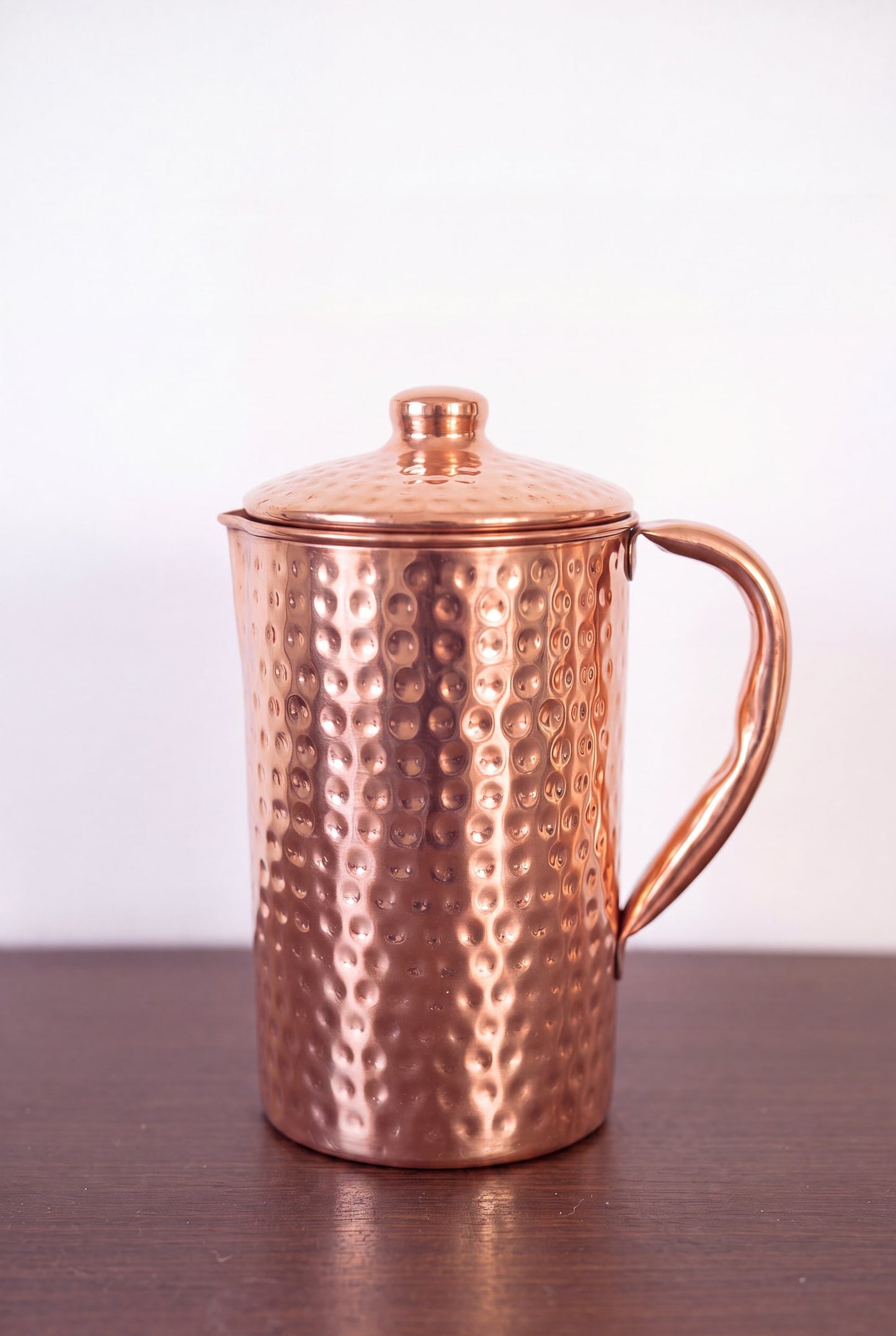Kopero Kupferkanne Gehämmert, 1,4 Liter, mit Deckel auf einem Holztisch