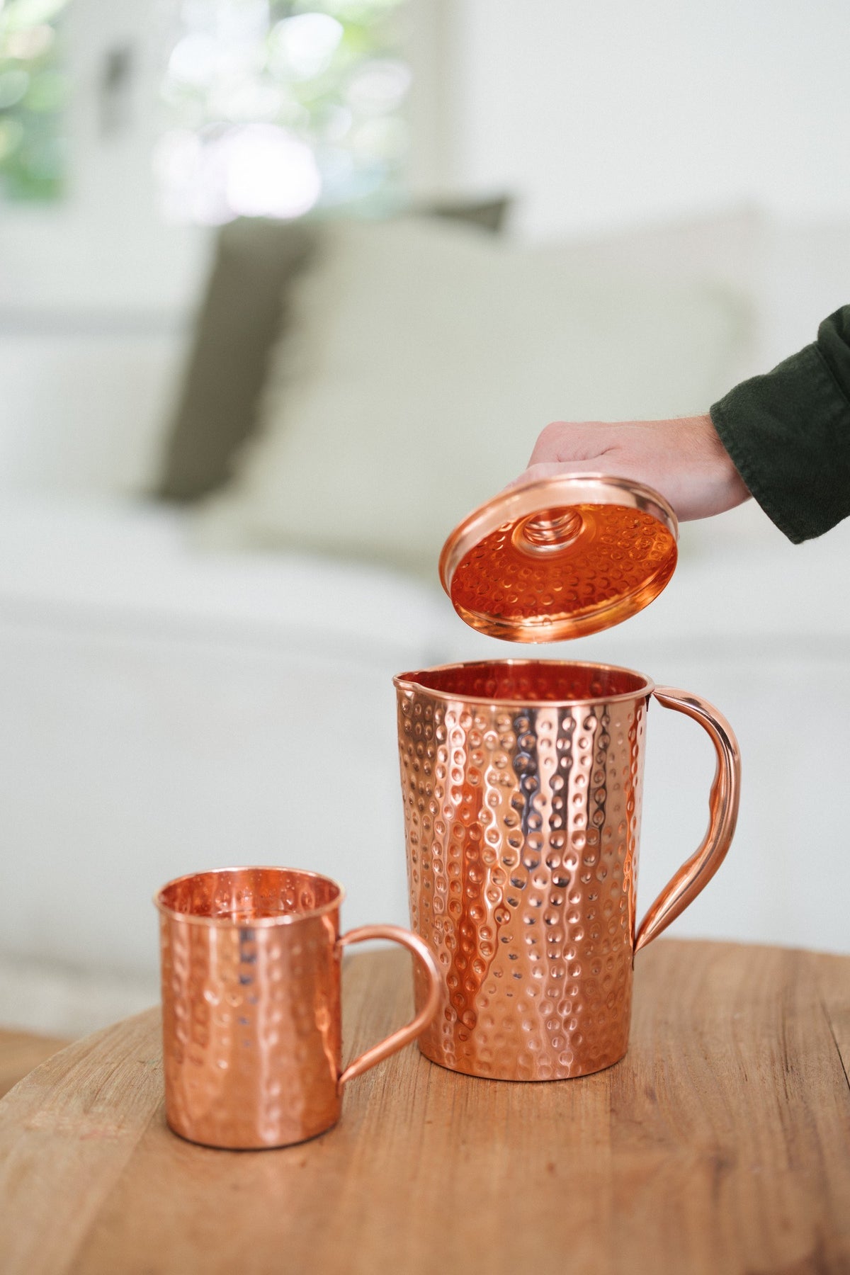 Kopero Kupferkanne Gehämmert, während der Deckel angehoben wird, mit einer Tasse daneben