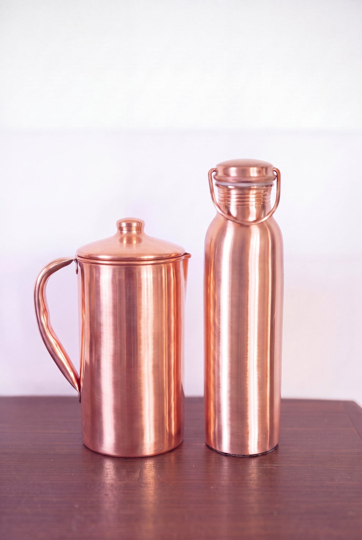 Kopero Kupferkanne Glatt neben der Kupferflasche aus der Kopero-Kollektion