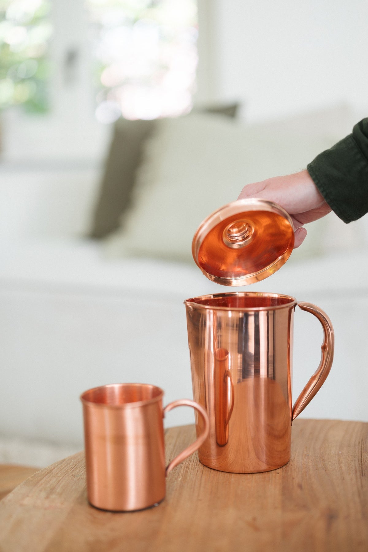 Kopero Kupferkanne Glatt, während der Deckel angehoben wird, mit einer Tasse daneben