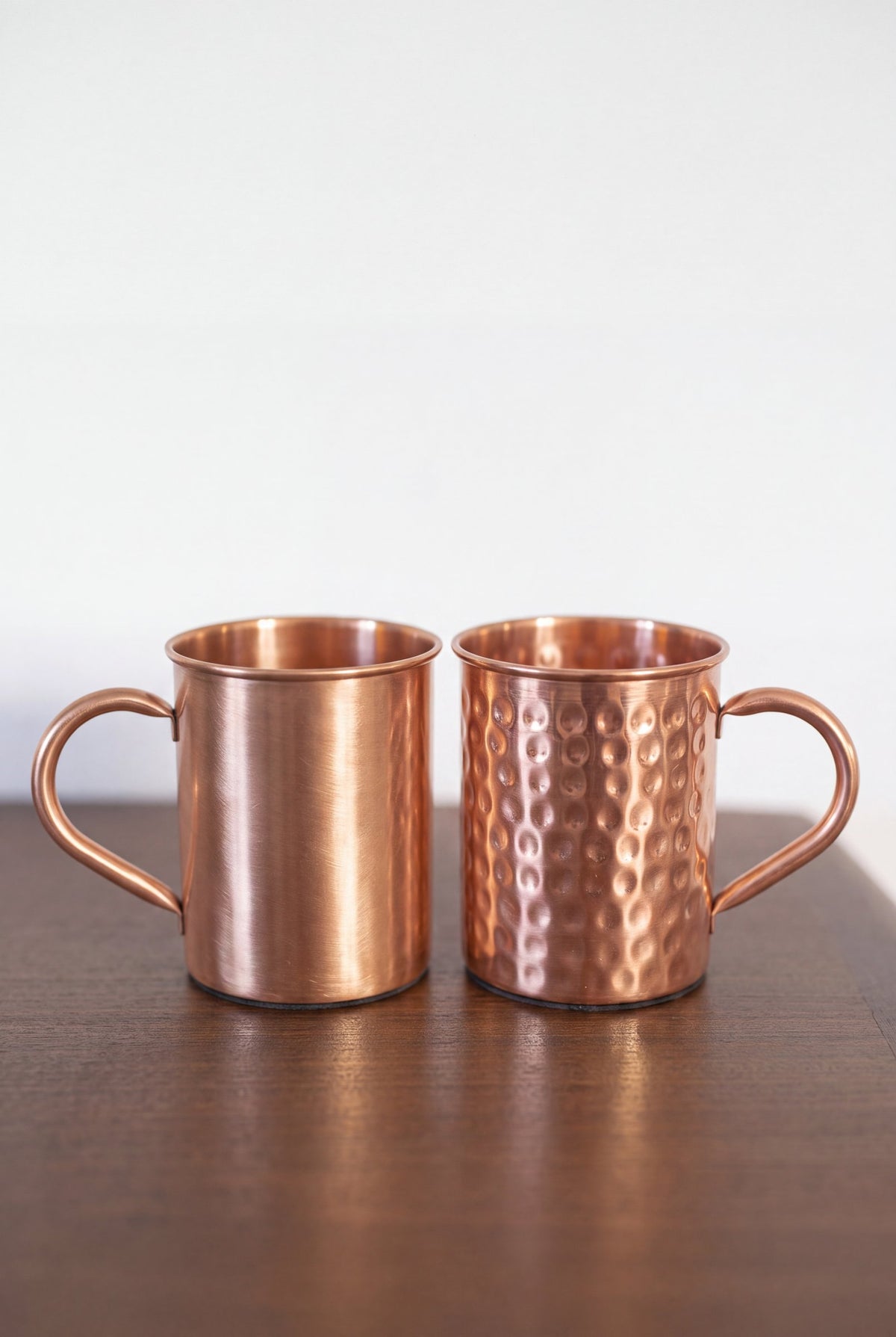 Kopero Kupfertasse, beide Ausführungen nebeneinander auf einem Holztisch