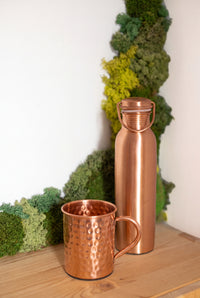 Kopero Premium Kupferbecher Gehämmert neben Kupfer-Trinkflasche aus der Kopero-Kollektion