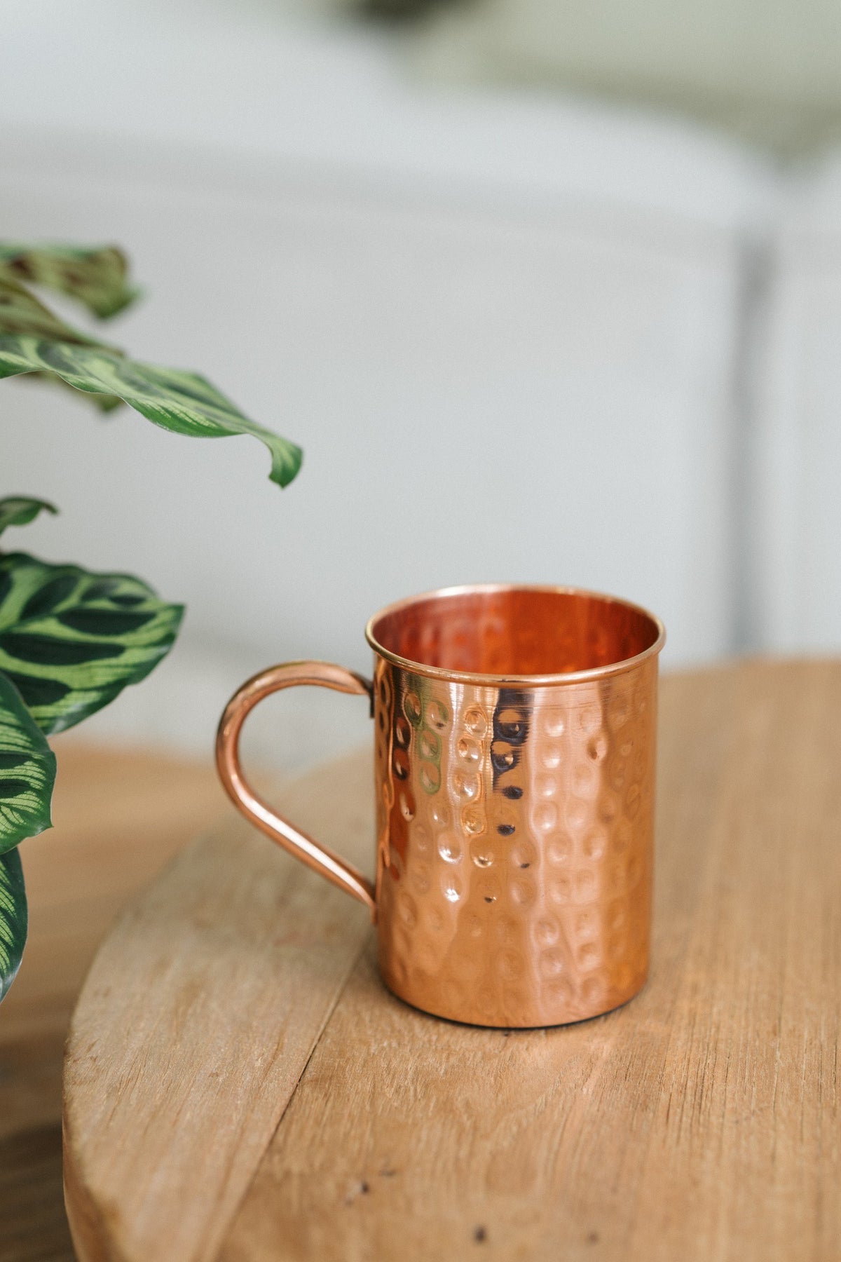 Kopero Kupfertasse Gehämmert, auf einem runden Holztisch vor einem Sofa