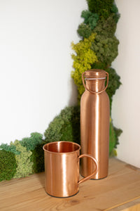 Kopero Premium Kupferbecher Glatt neben Kupfer-Trinkflasche aus der Kopero-Kollektion