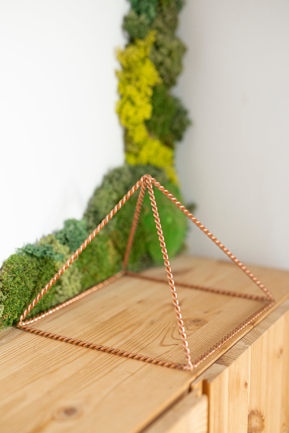 Kopero Kupfer-Pyramide-Energizer Gedreht, 23,56 cm, massives Kupfer, auf Holzschrank mit Moosdekoration