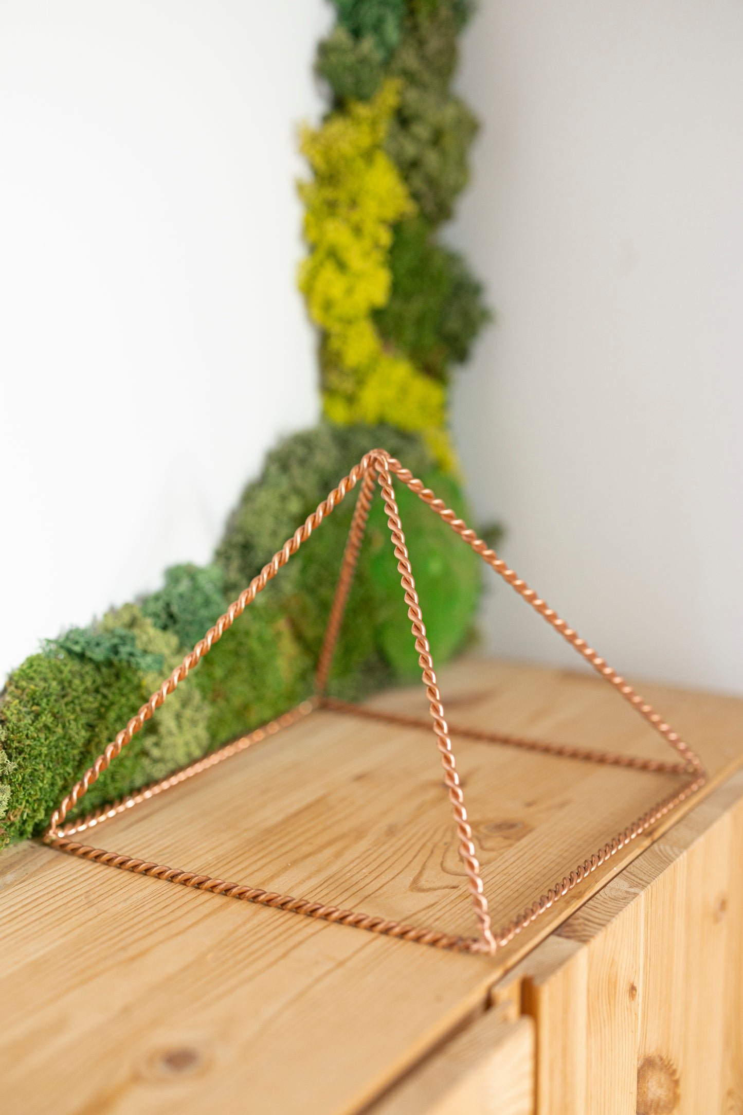 Kopero Kupfer-Pyramide-Energizer Gedreht, 23,56 cm, massives Kupfer, auf Holzschrank mit Moosdekoration