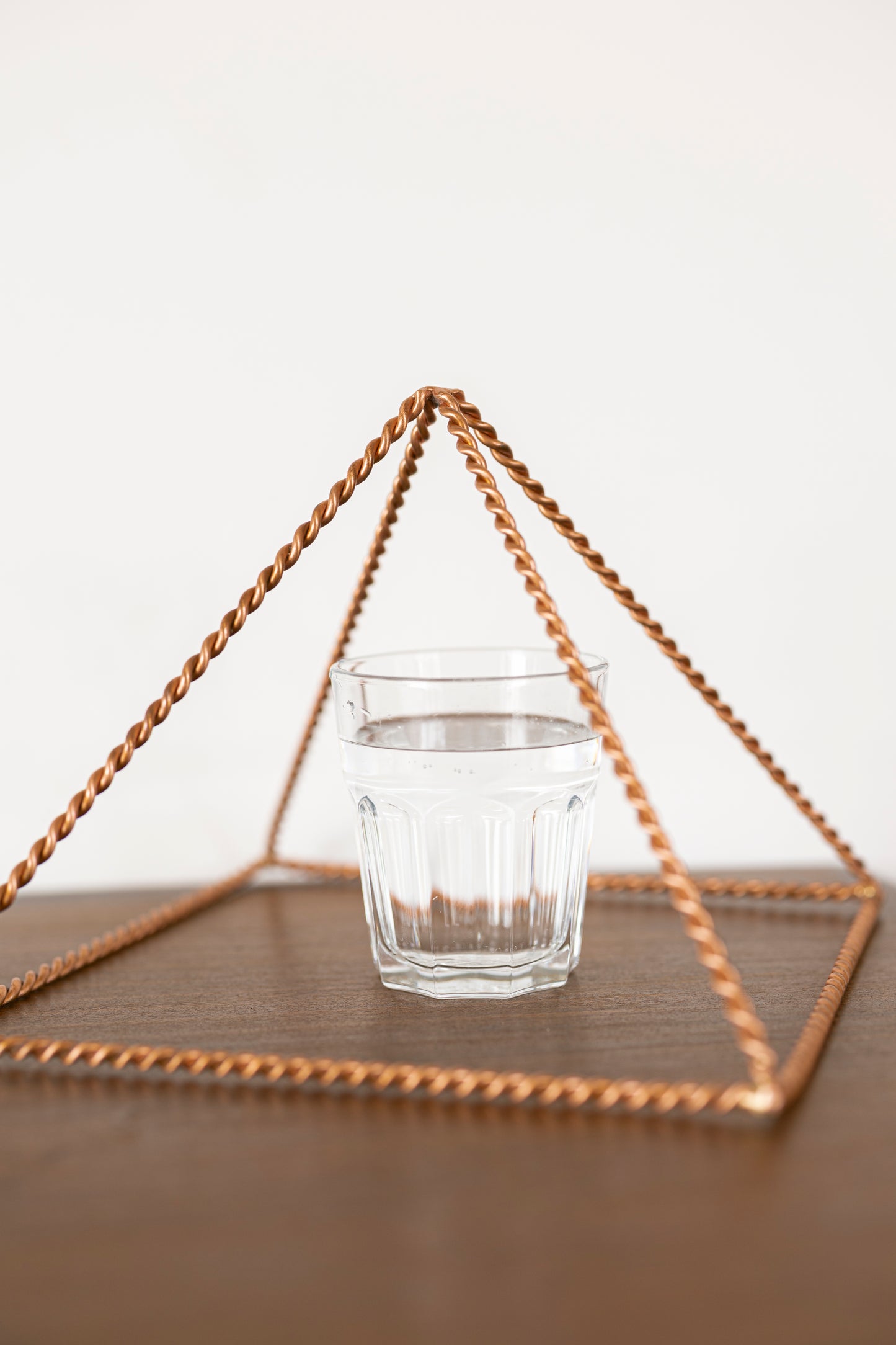Kopero Kupfer-Pyramide-Energizer Gedreht, 23,56 cm, verwendet zur Wasserharmonisierung mit einem Glas Wasser