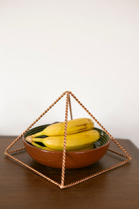Kopero Kupfer-Pyramide-Energizer Gedreht, 23,56 cm, über einer Schale Obst