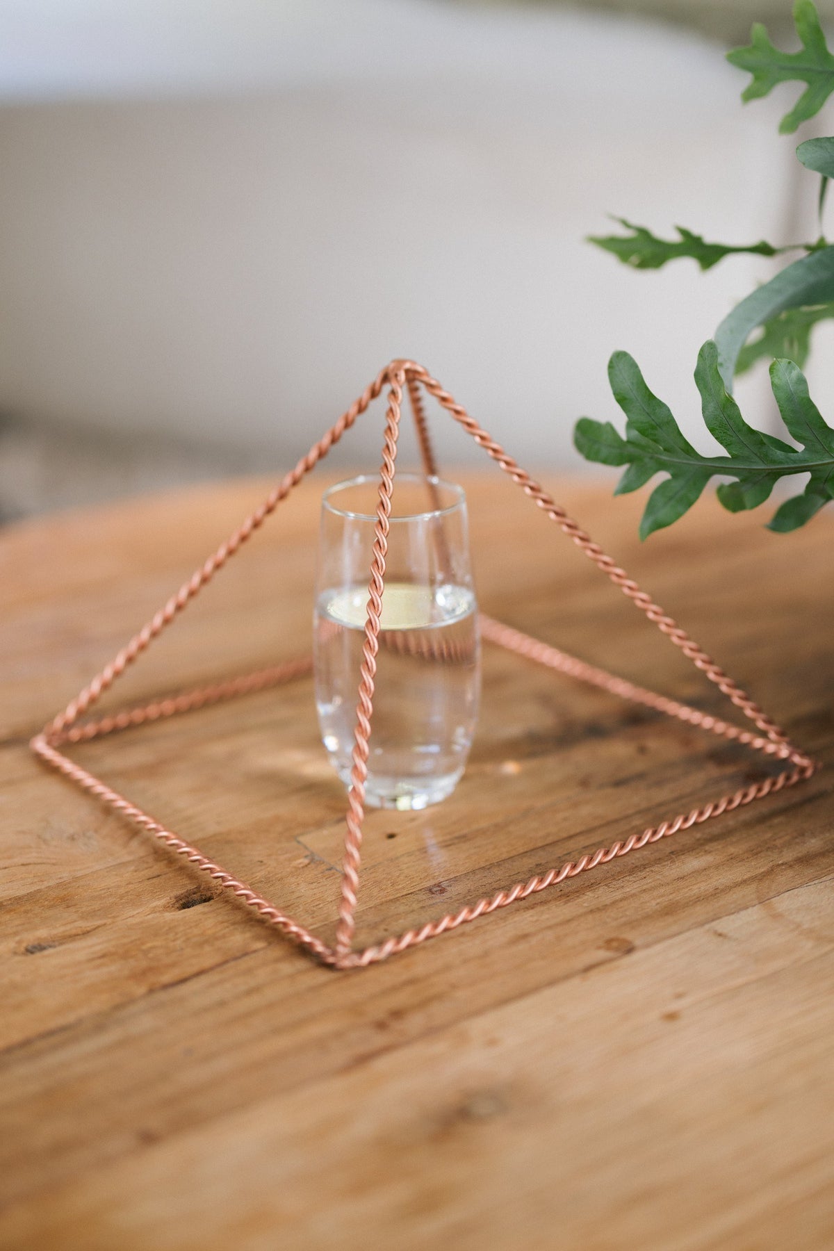 Kopero Kupfer-Pyramide Energizer Gedreht Groß (23,56 cm), mit einem Glas Wasser darunter