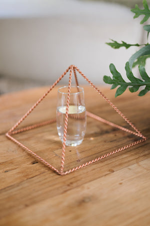Kopero Kupfer-Pyramide Energizer Gedreht Groß (23,56 cm), mit einem Glas Wasser darunter