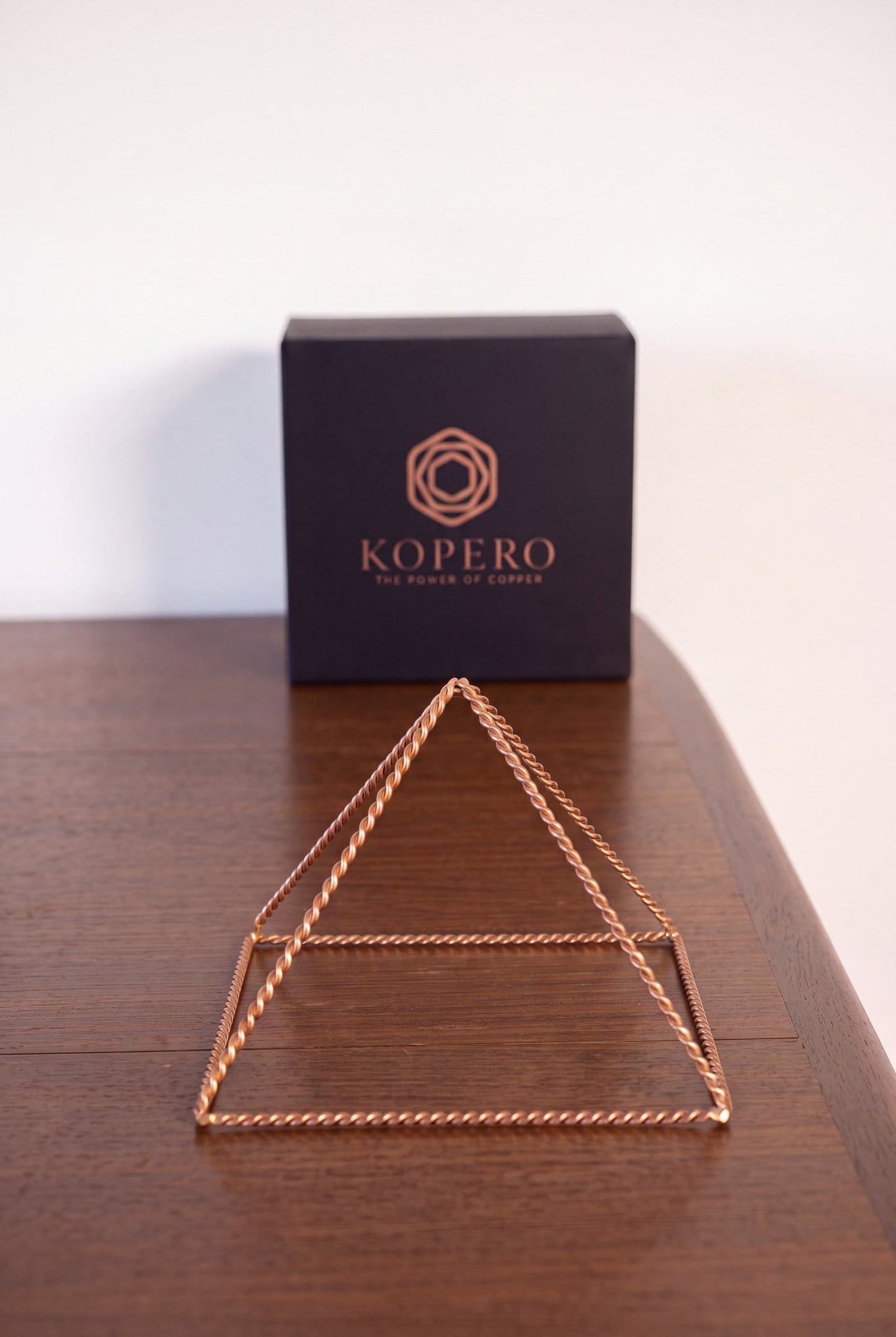 Kopero Kupferpyramide Energizer Gedreht Klein (14,56 cm) vor der schwarzen Kopero-Geschenkbox