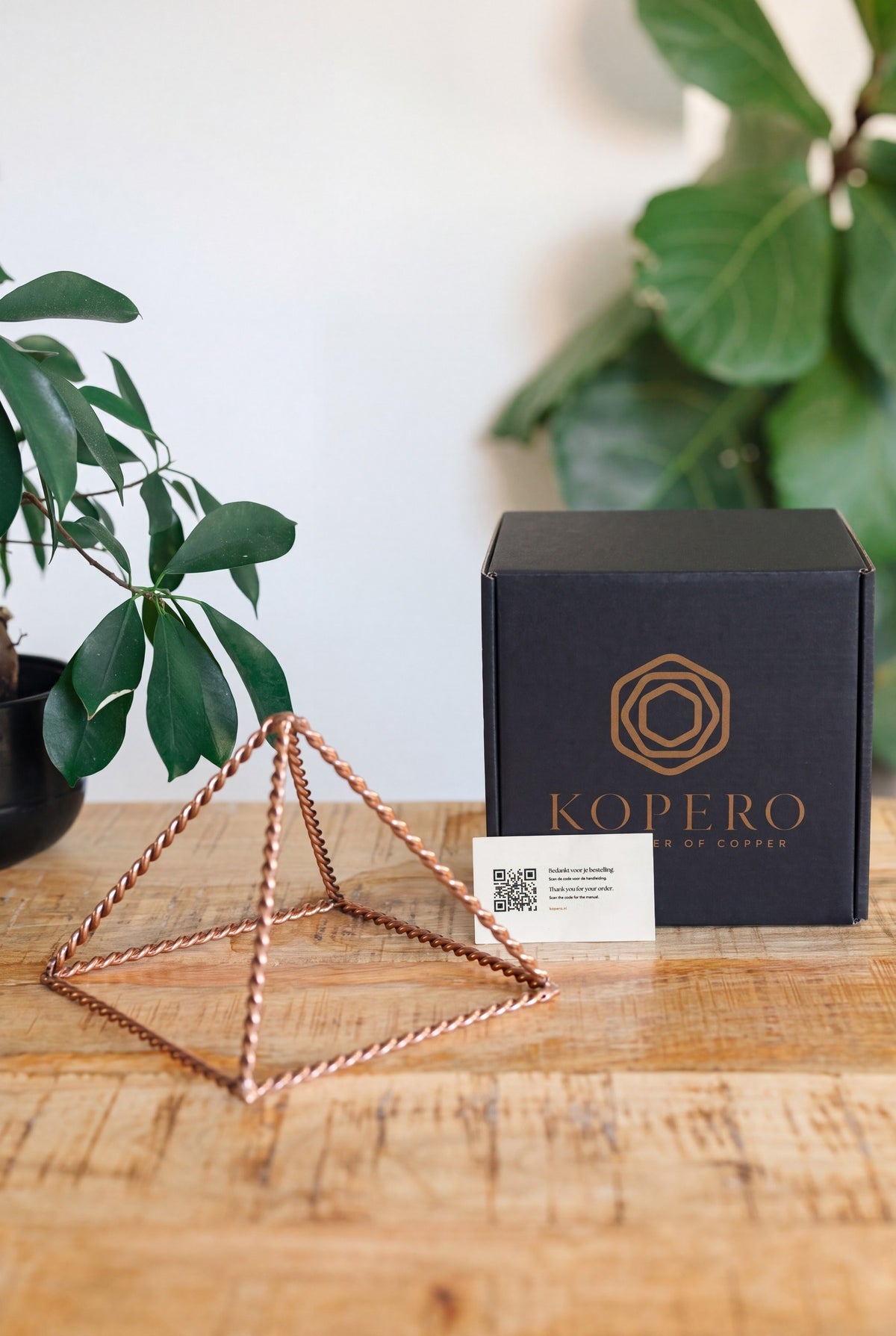 Kopero Kupfer-Pyramide Energizer Gedreht Klein (14,56 cm), mit der schwarzen Markenschachtel und dem Dankeskärtchen