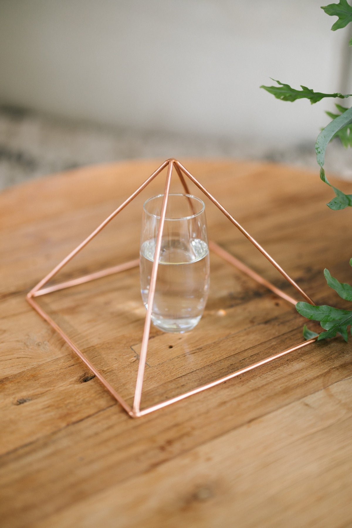 Kopero Kupfer-Pyramide Energizer Glatt Groß (23,56 cm), mit einem Glas Wasser darunter