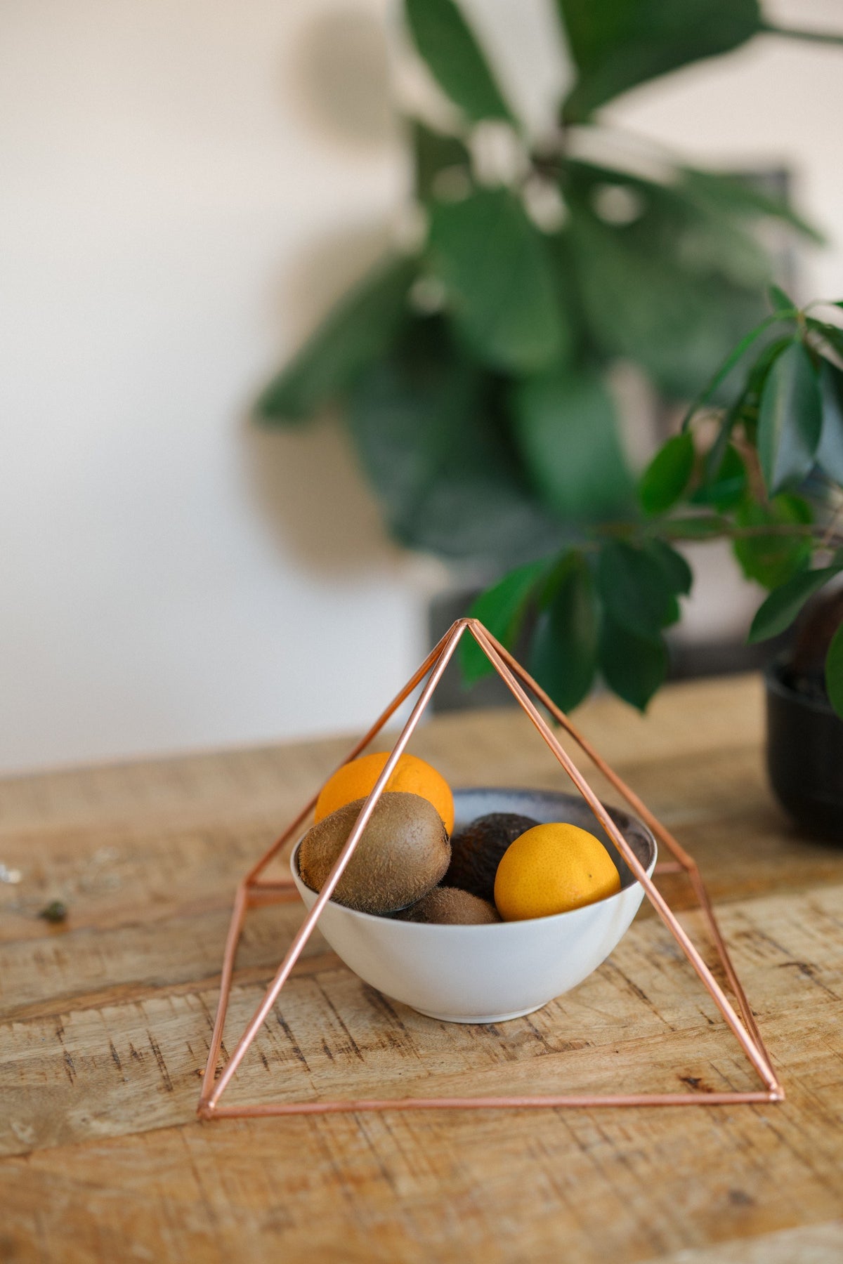 Kopero Kupfer-Pyramide Energizer Glatt Groß (23,56 cm), mit einer Obstschale darunter