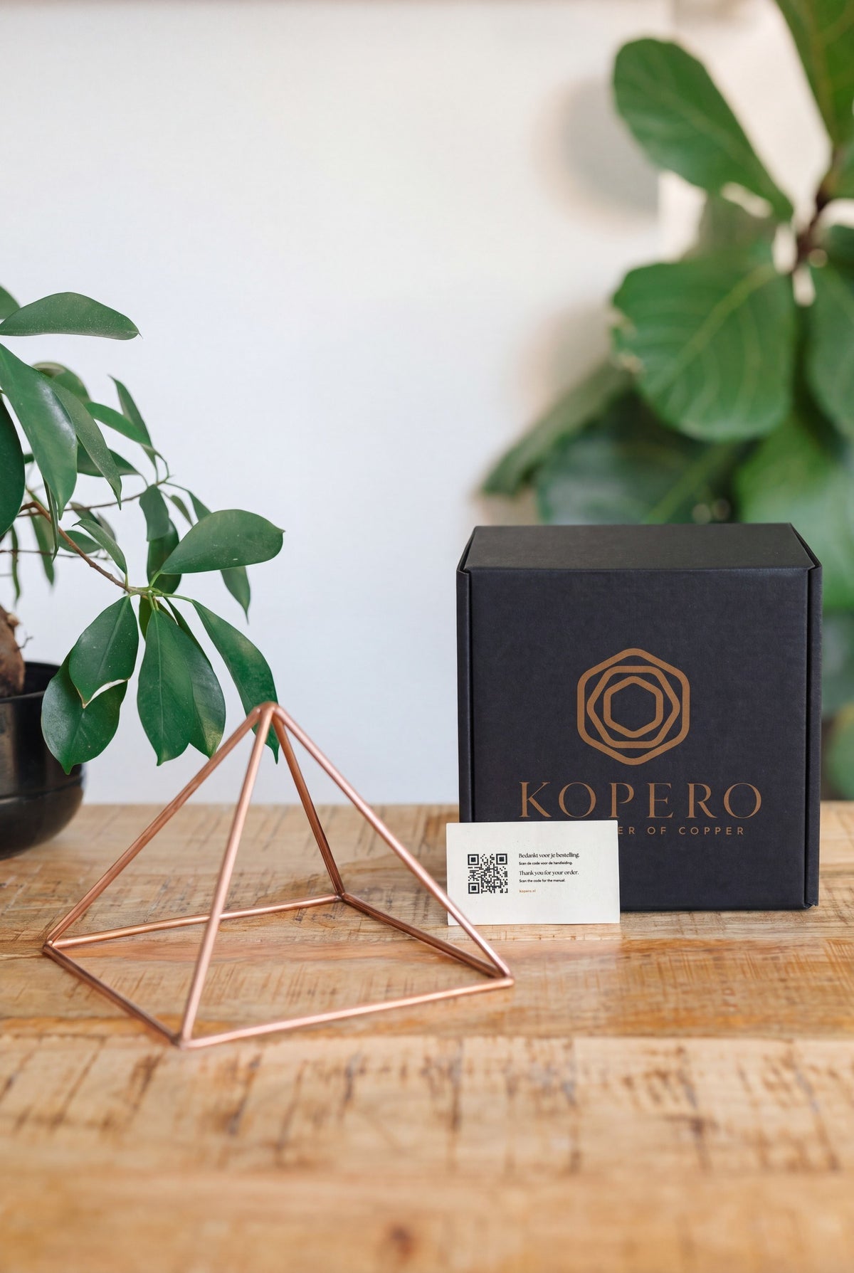 Kopero Kupfer-Pyramide Energizer Glatt Klein (14,56 cm), mit der schwarzen Markenschachtel und dem Dankeskärtchen