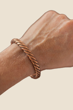 Kopero Kupferarmband Gedreht, am Handgelenk, Produktfoto auf weißem Hintergrund