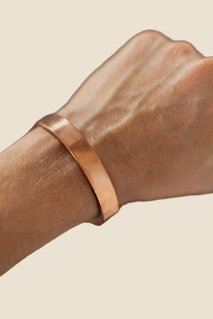 Kopero Kupferarmband Glatt, am Handgelenk, Produktfoto auf weißem Hintergrund