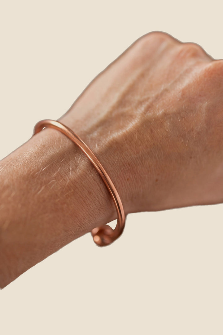 Kopero Kupferarmband Rund, am Handgelenk, Produktfoto auf weißem Hintergrund