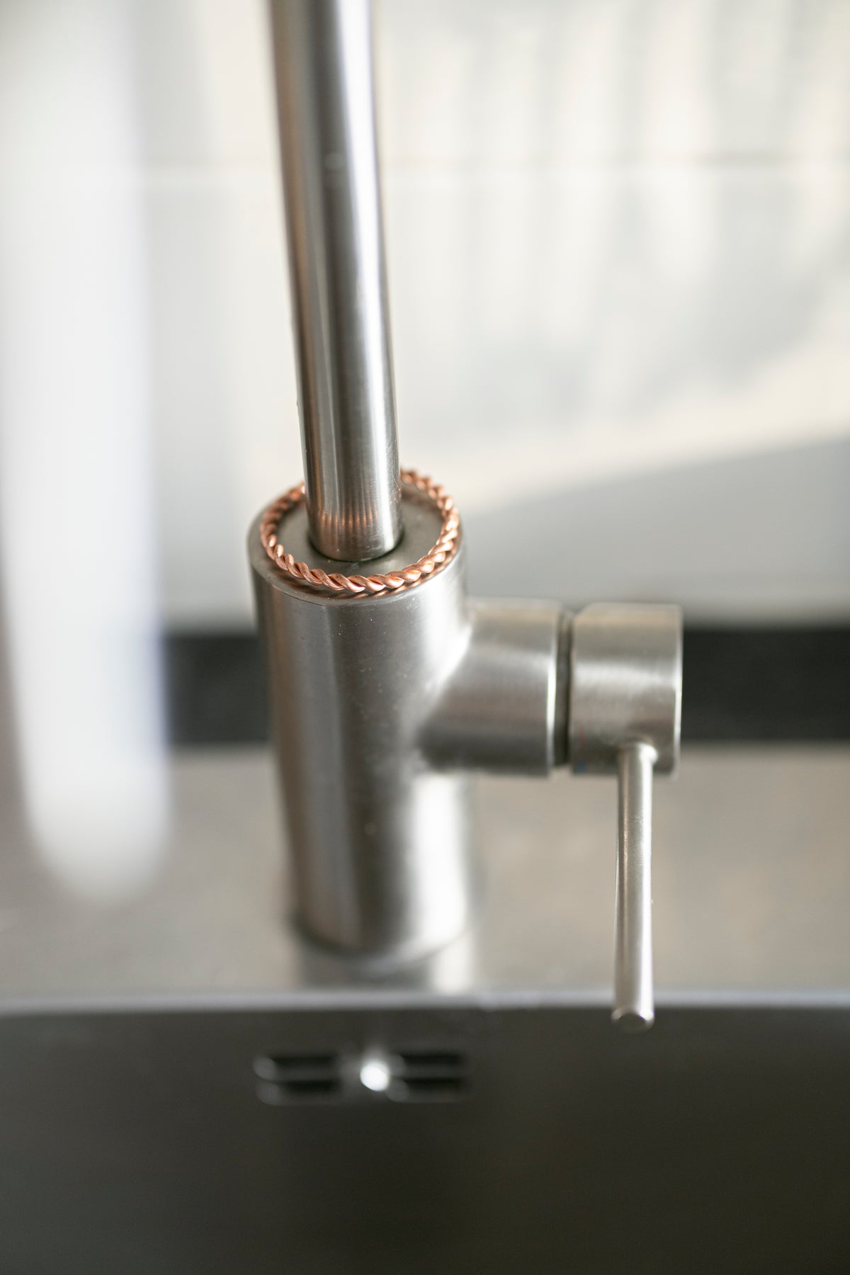 Kopero Kupfer-Tensorring am Wasserhahn, Detailaufnahme des geschlossenen Rings