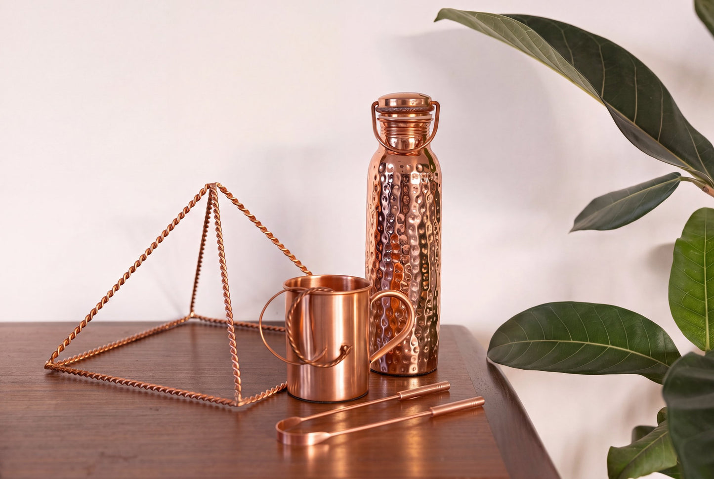 Kopero Kupfer-Zungenschaber mit der Kupferpyramide, Tasse und Wasserflasche aus der Kopero-Kollektion