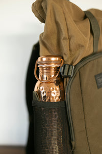 Kopero Kupfer-Wasserflasche Gehämmert im Flaschenfach eines Rucksacks