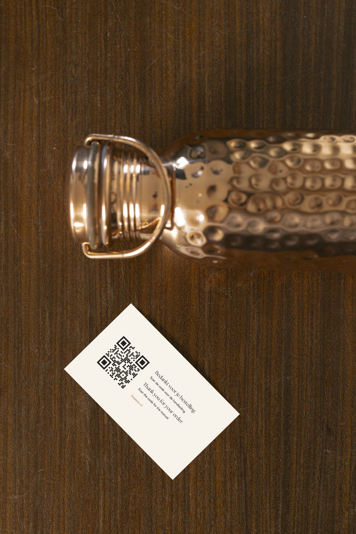 Kopero Kupfer-Wasserflasche Gehämmert von oben mit Dankeskarte und QR-Code für die Anleitung