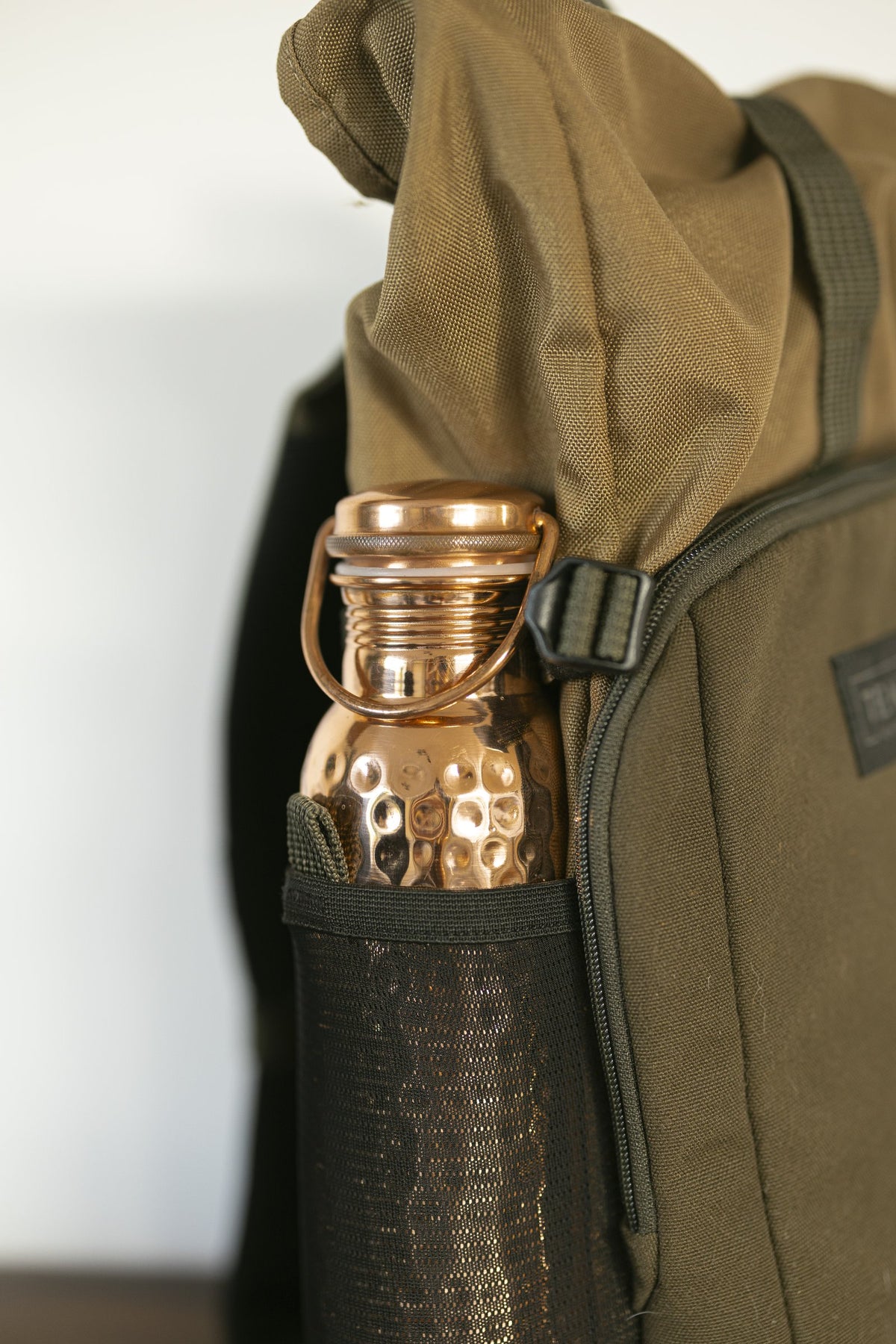 Kopero Kupferflasche Gehämmert im Flaschenfach eines Rucksacks