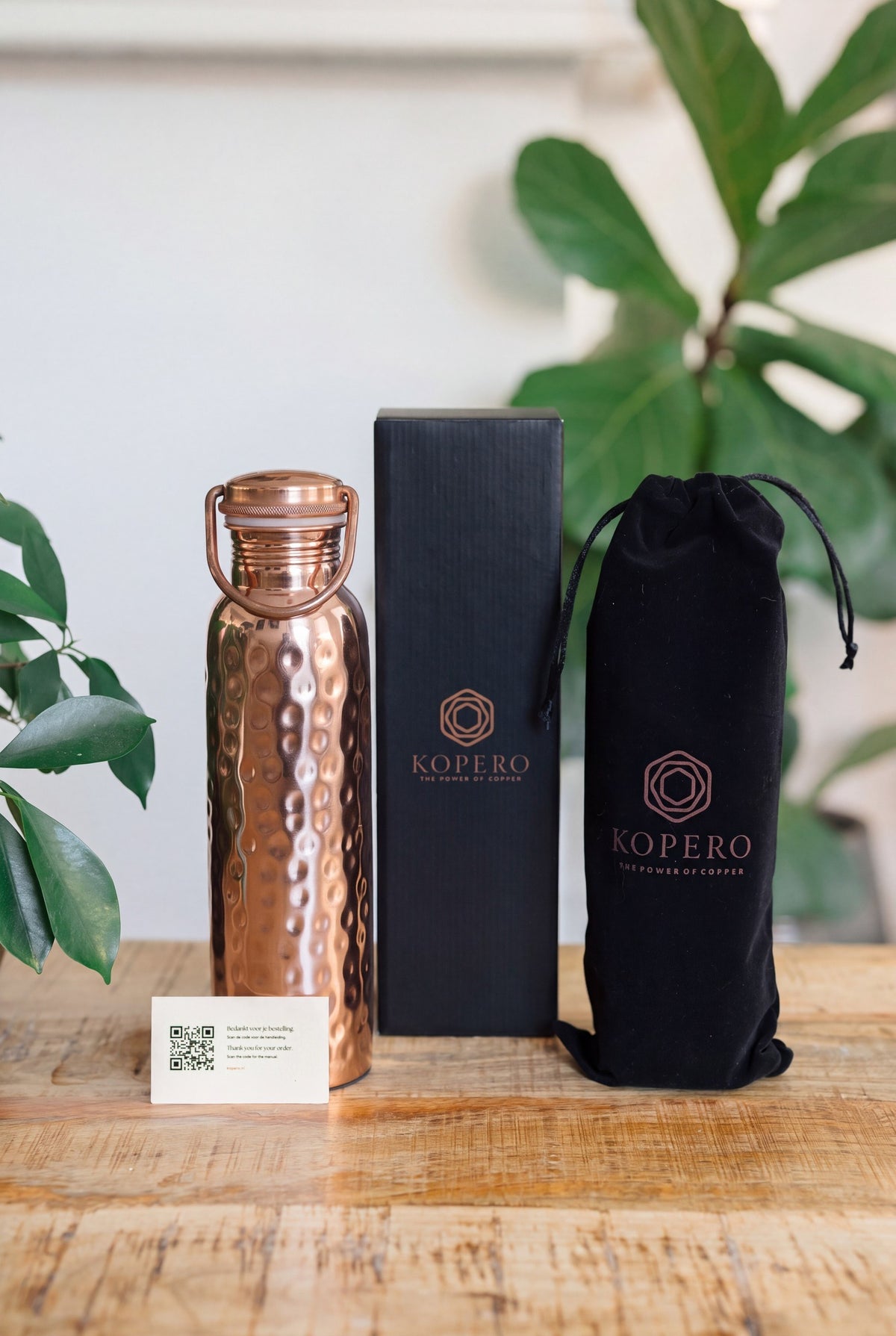 Kopero Kupferflasche Gehämmert, mit der schwarzen Markenschachtel, dem Samtbeutel und dem Dankeskärtchen