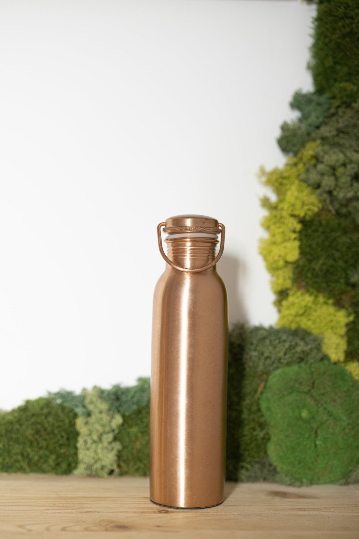 Kopero Kupferflasche Glatt, 900 ml, vor einem Moosbild