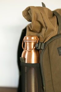 Kopero Kupfer-Wasserflasche Glatt im Flaschenfach eines Rucksacks